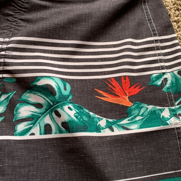Rip curl mirage 32 inch board short.  Aqua Floral.  10 in inseam - Picture 4 of 5